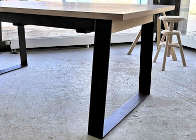 Table-allonges-INDUS-DESIGN-detail-angle-bois-de-chene-massif-detail-plateau3