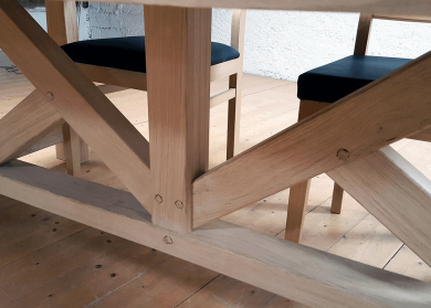 Table fixe CHARPENTIER - bois de chêne massif - aspect brut detail